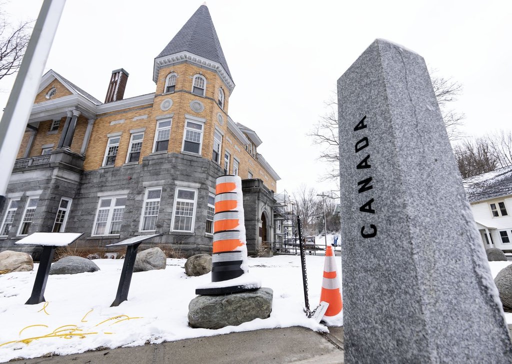 Border-straddling library inaugurates new Canadian entrance