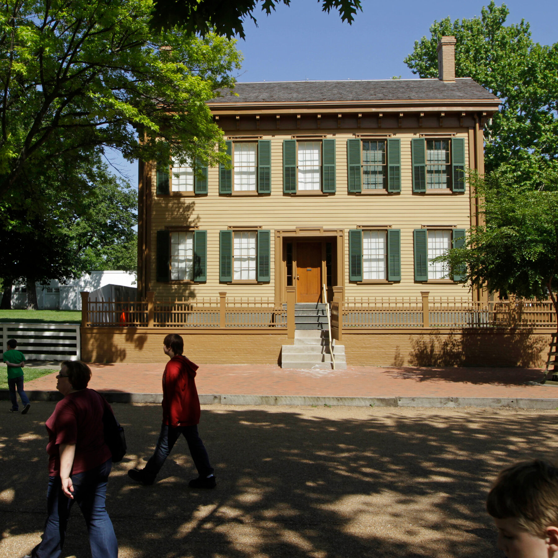 ‘Witness’ Tree Outside Abraham Lincoln’s Former Home Irreparably Damaged