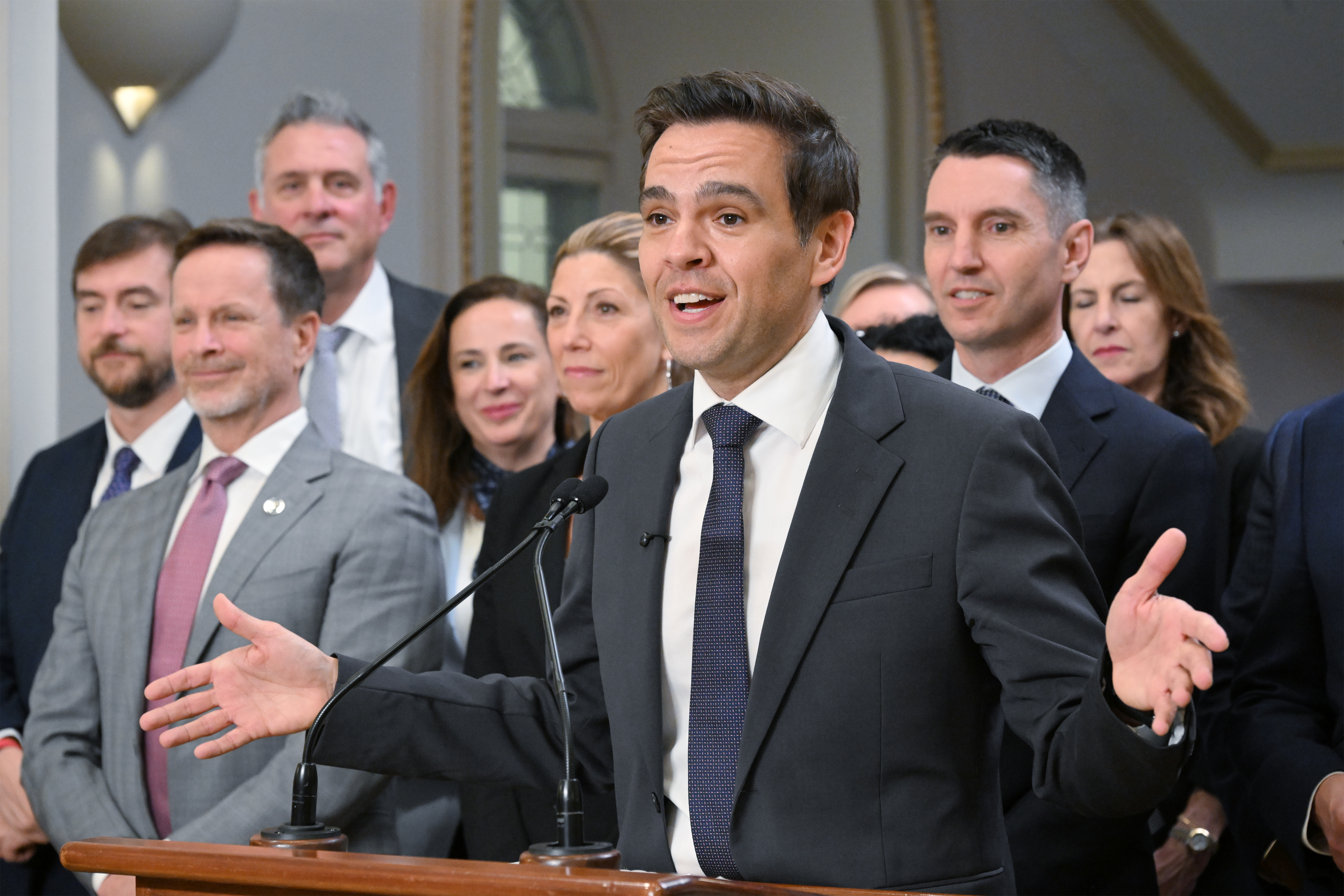 War of words over organized crime claim continues between PQ and Liberals