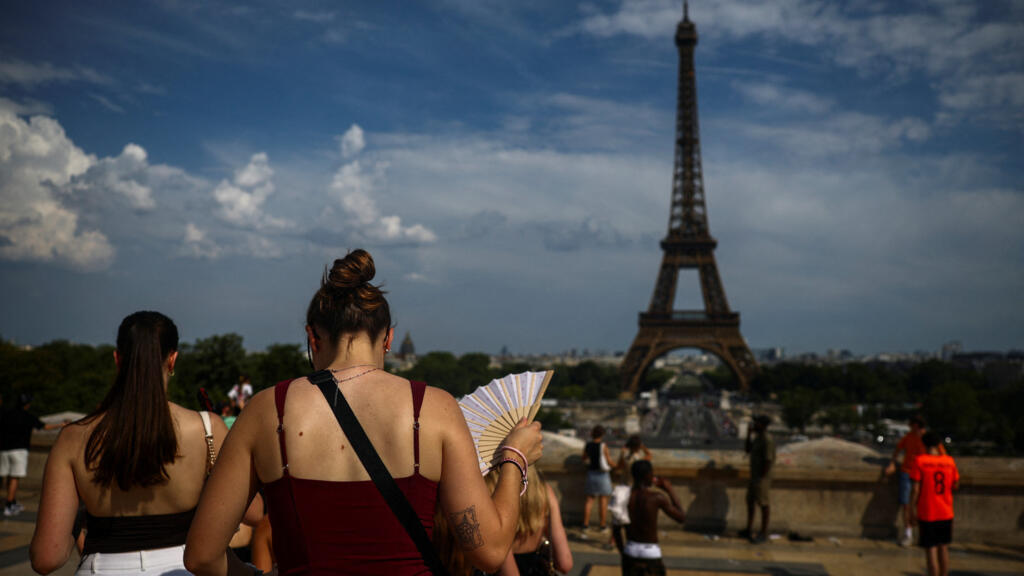 France's street music festivals go ahead despite extreme heat and alcohol ban
