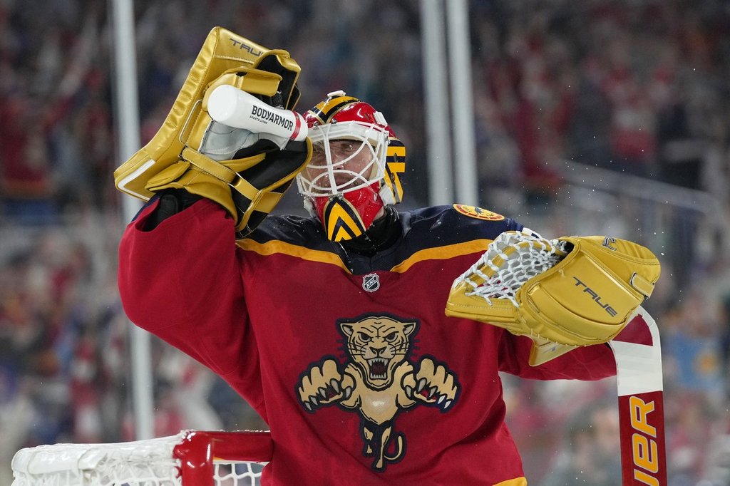 Reports: Maple Leafs sign Bobrovsky in free agency