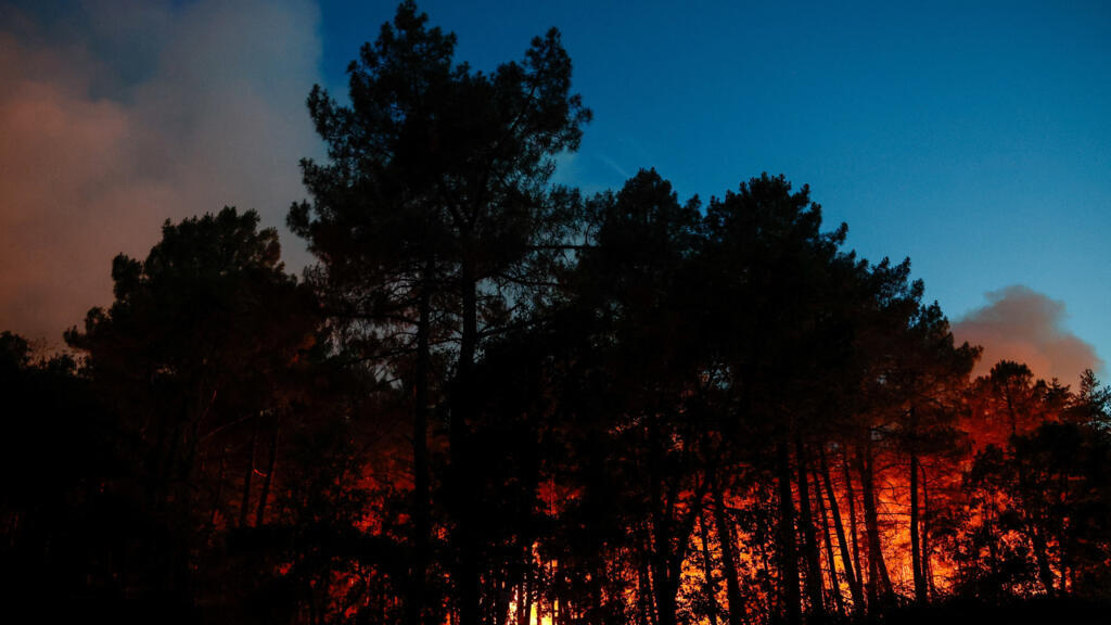 Massive fire burns in Fontainebleau near Paris
