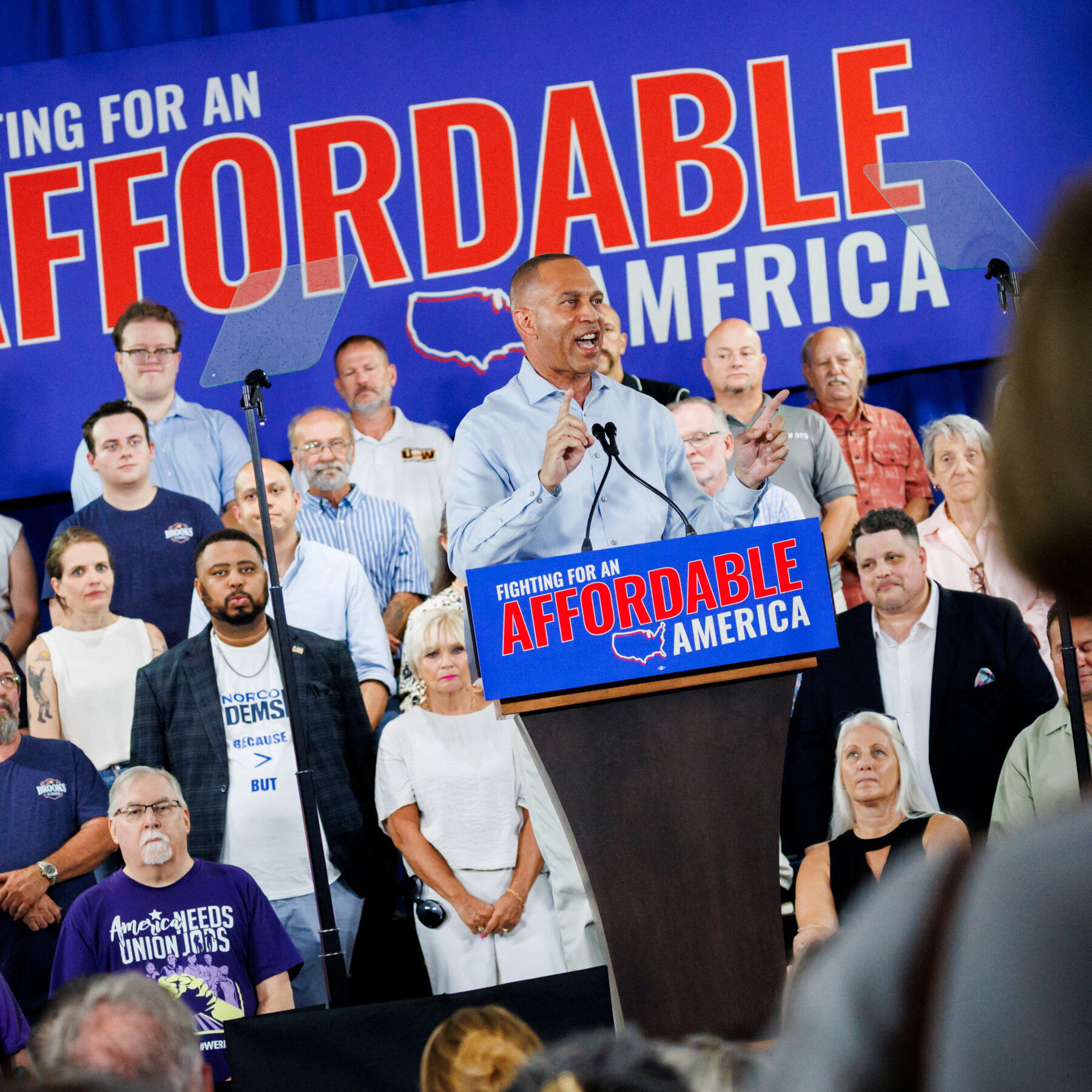 Jeffries Kicks Off Midterm Sprint With Economic Pitch