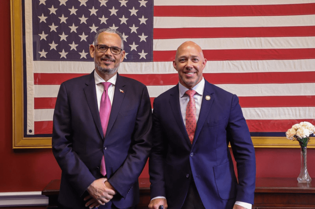 Fox News | Fils-Aimé tout sourire, Brian Mast propose d’envoyer les Haïtiens expulsés après la fin du TPS renforcer la Police et l’Armée