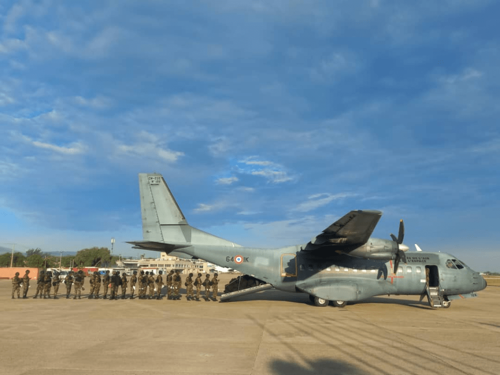 Vingt-cinq soldats vers la Martinique : la lente reconstruction d’une armée qui n’existe presque plus