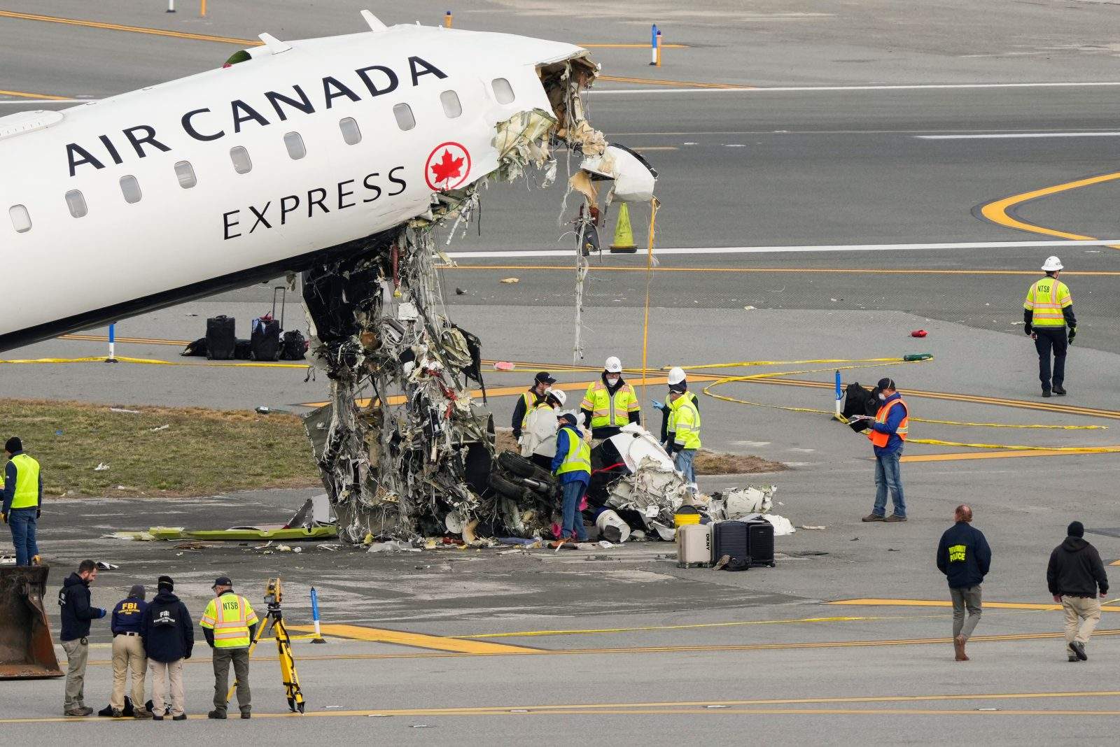 Flight controllers allegedly punched out early before Air Canada plane crash