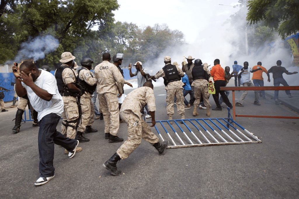 Haïti | La police disperse violemment des manifestants non armés à Port-au-Prince, tandis qu’à Kenscoff les gangs sont toujours actifs