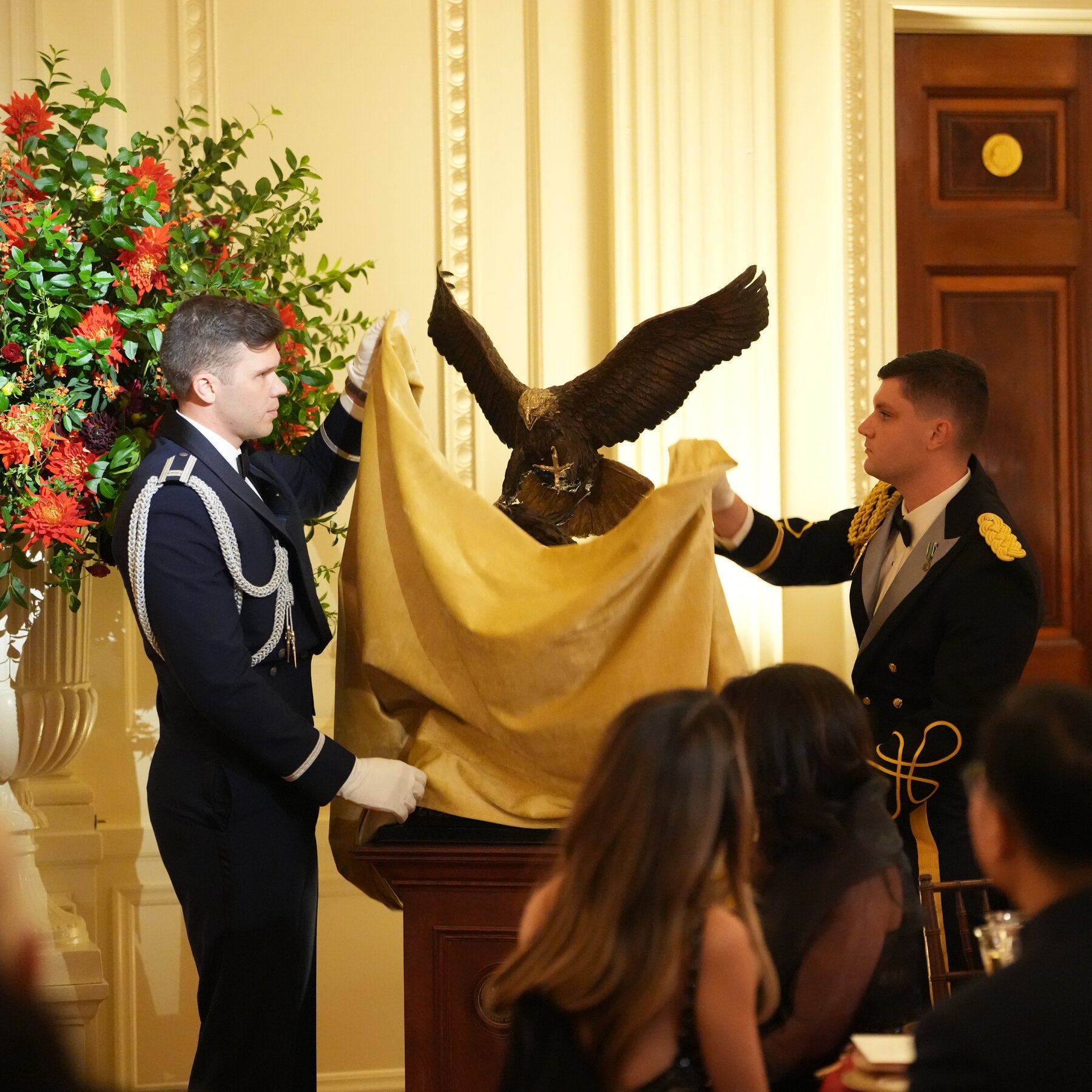 Trump and Xi Exchange Symbolic Gifts Ahead of State Dinner