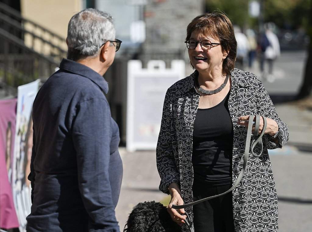 Women 60 and over vastly outnumbered by men on Quebec’s campaign trail